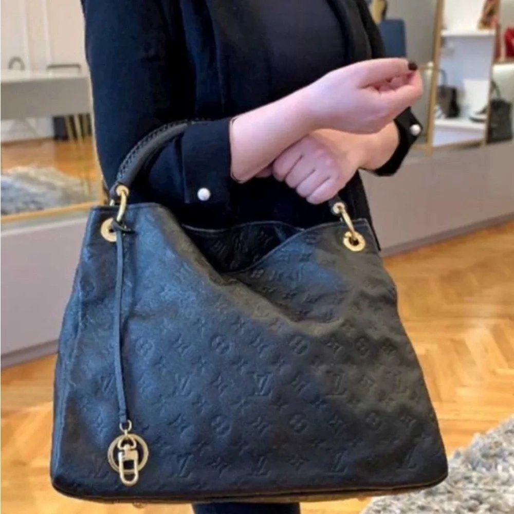 Louis Vuitton Black Leather Artsy with COA